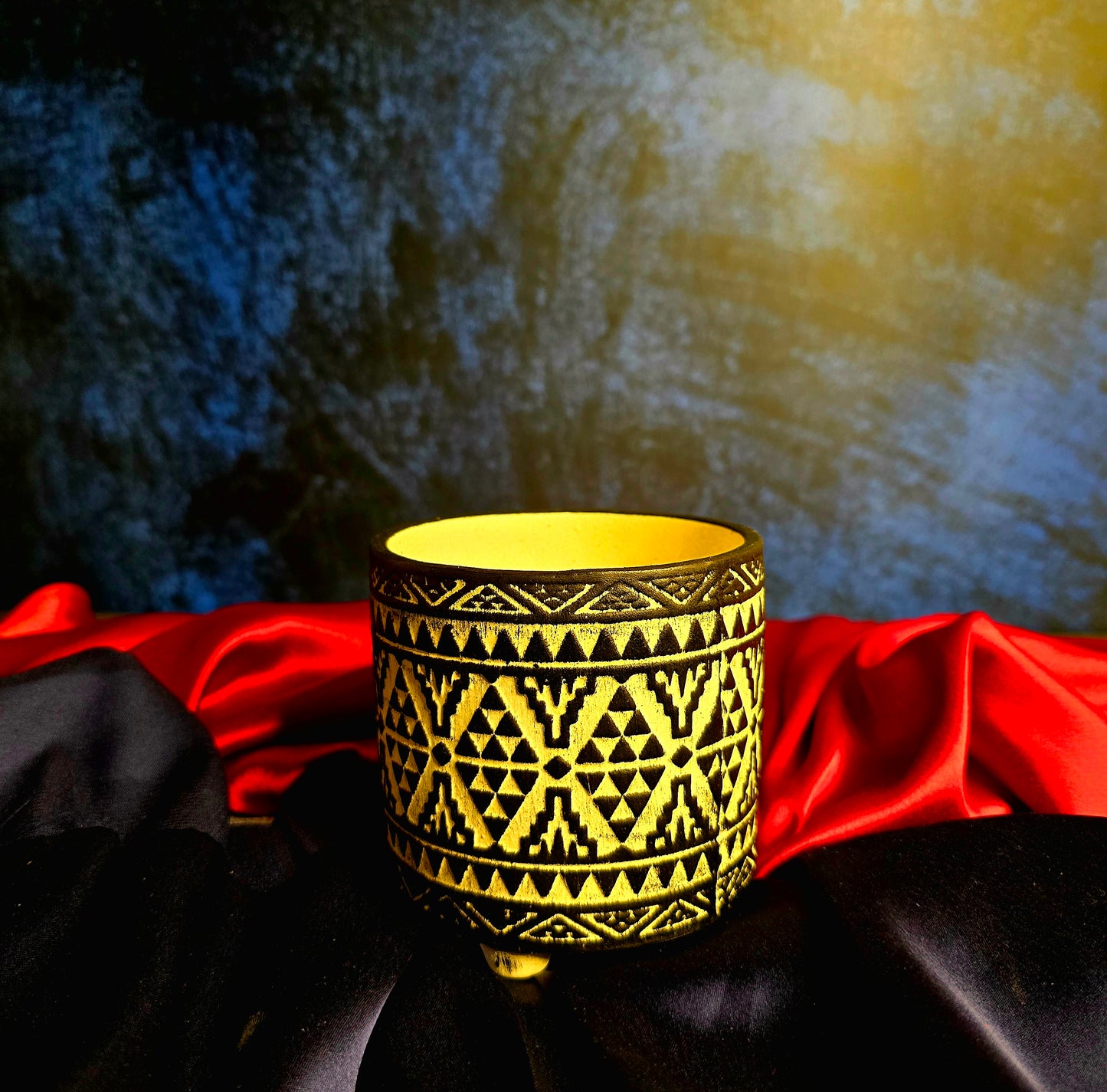 Monochrome plant pot
