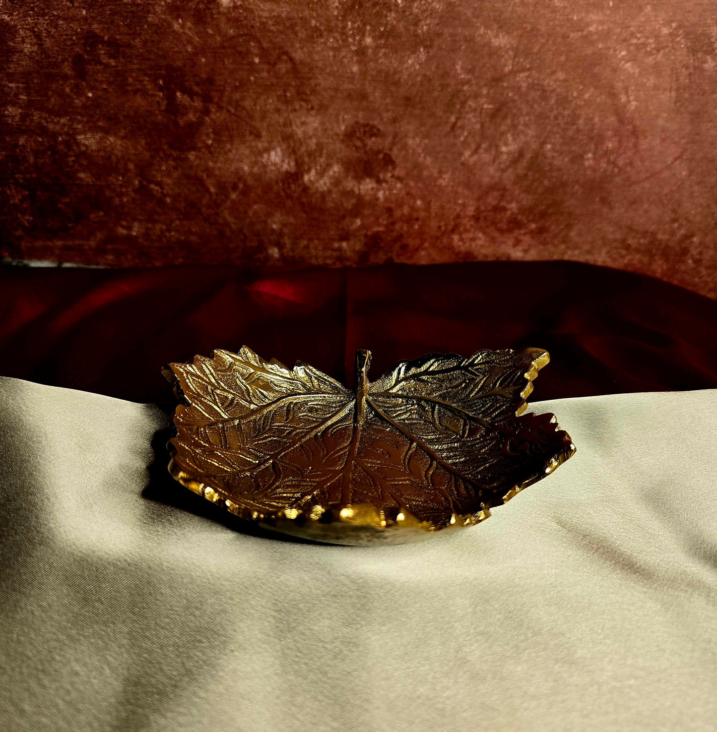 Single leaf Tray